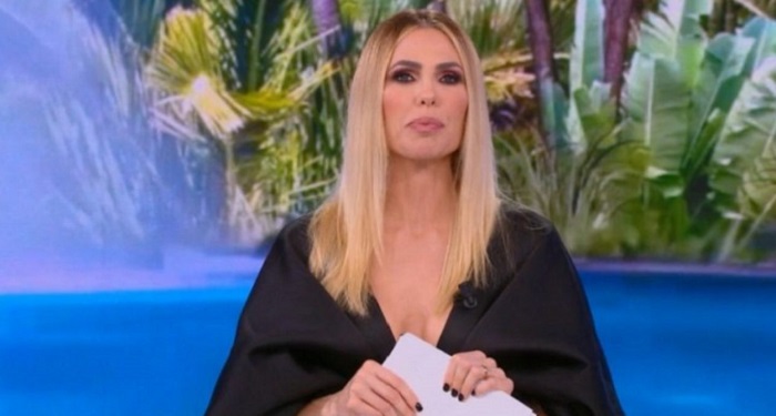 Ilary Blasi sgridata dagli autori durante L'isola dei famosi: il retroscena