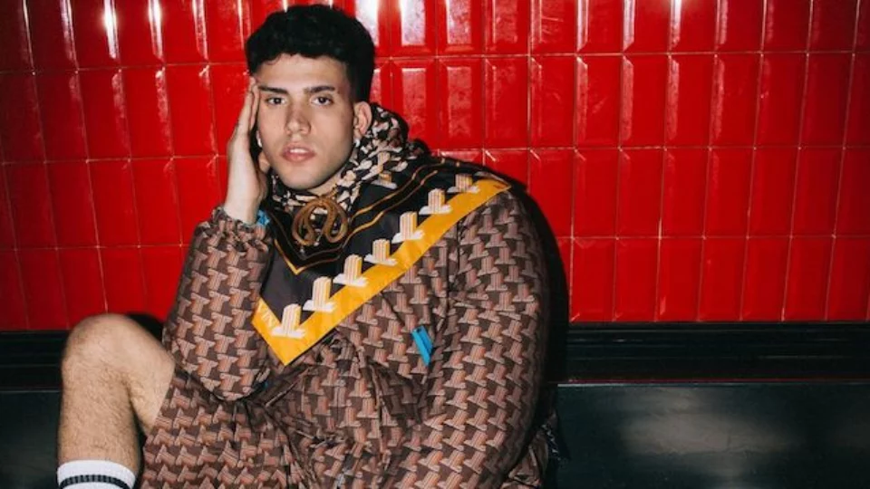 Aka7even mostra il suo nuovo tatuaggio, che divide il web