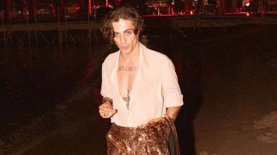Damiano David, una fan gli scrive un cartellone: la sua reazione fa scoppiare la polemica