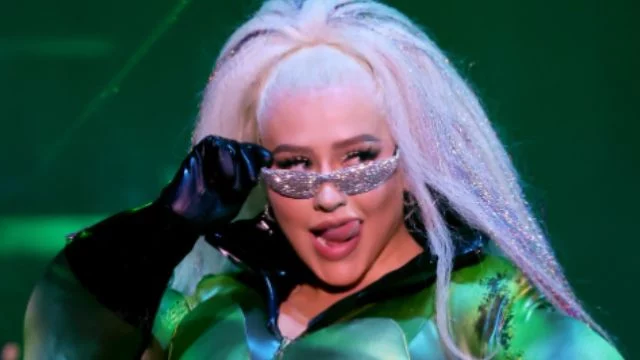 christina aguilera pene finto pride
