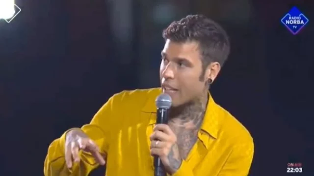 Fedez, una domanda di una fan lo manda in crisi a Battiti Live