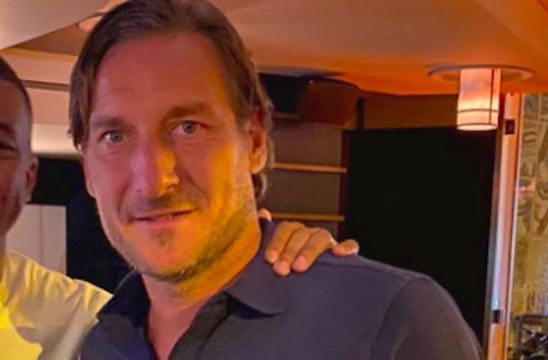 Francesco Totti in aeroporto insieme a un'amica misteriosa