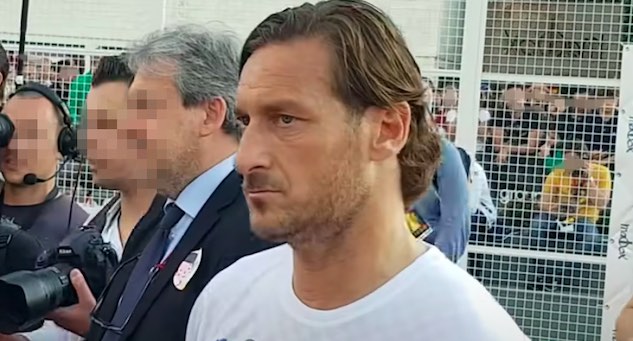 Francesco Totti partecipa a un torneo di padel, ma fa una richiesta