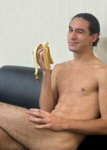 Ethan dei Maneskin mangia una banana nudo