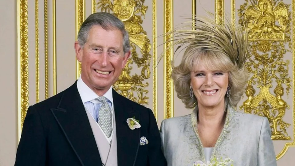 Carlo e Camilla, spunta un figlio segreto che vuole il trono