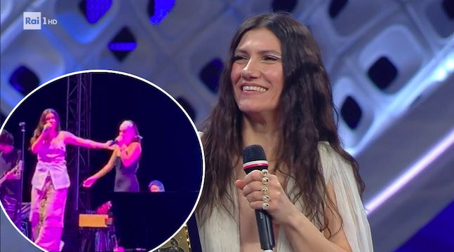 Elisa, una fan sale sul palco di un suo concerto e duetta con lei (VIDEO)
