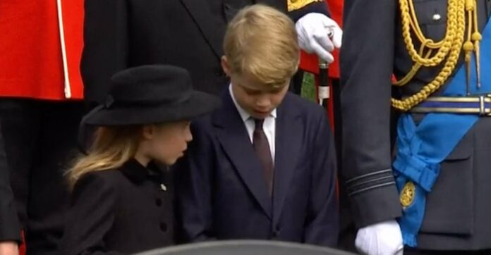 Regina Elisabetta, ecco cosa ha sussurrato Charlotte a George al funerale