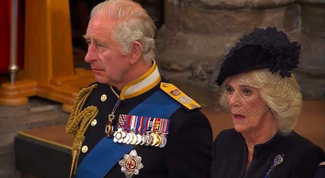 Re Carlo piange durante i funerali della Regina Elisabetta (VIDEO)