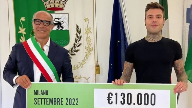 Fedez consegna 130 mila euro al Comune di Rozzano