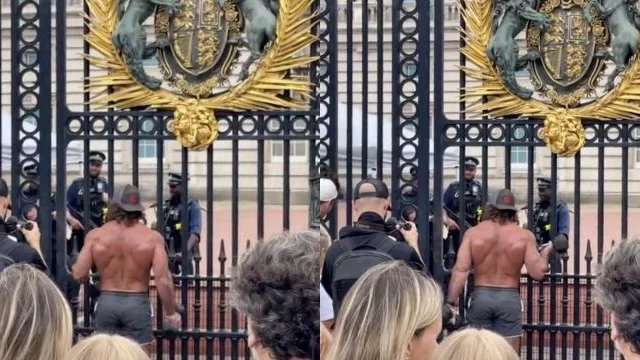 Regina Elisabetta, un uomo si allena a petto nudo davanti a Buckingham Palace