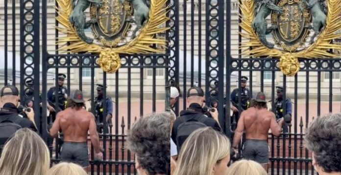 Regina Elisabetta, un uomo si allena a petto nudo davanti a Buckingham Palace