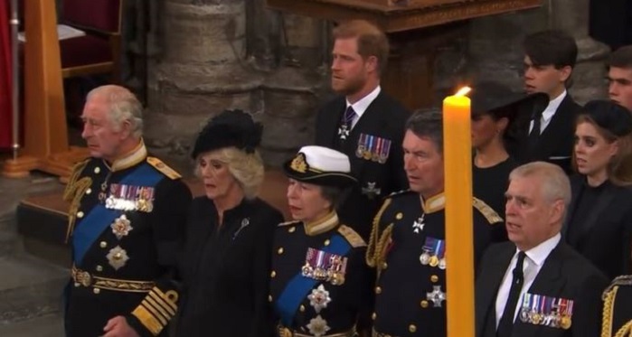 Harry non canta l'inno al funerale della Regina Elisabetta (VIDEO)