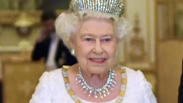 regina elisabetta radio inglese criticata