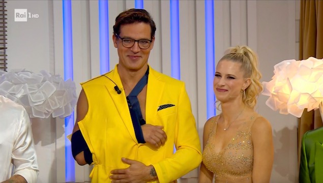 Gabriel Garko a Ballando con le Stelle con il tutore al braccio