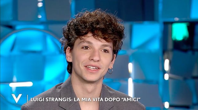 Luigi Strangis svela con chi si sente di Amici 20, poi parla di Carola