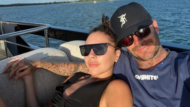 Victoria Beckham ha rimosso il tatuaggio con le iniziali del marito David: è crisi?