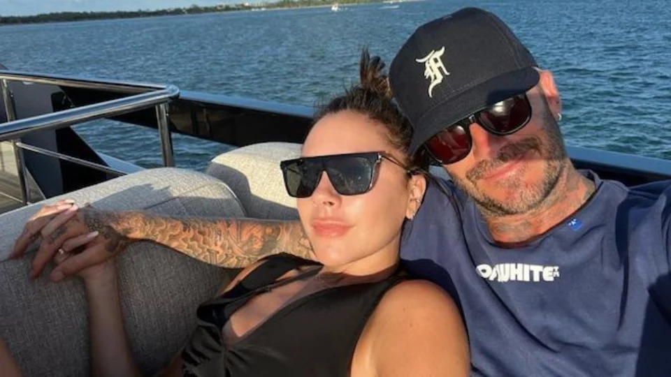 Victoria Beckham ha rimosso il tatuaggio con le iniziali del marito David: è crisi?