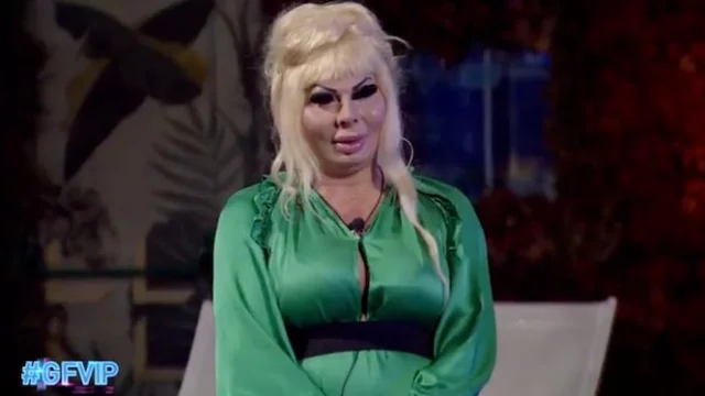 GF Vip 7, durante la diretta passa per sbaglio una scritta che riguarda Elenoire