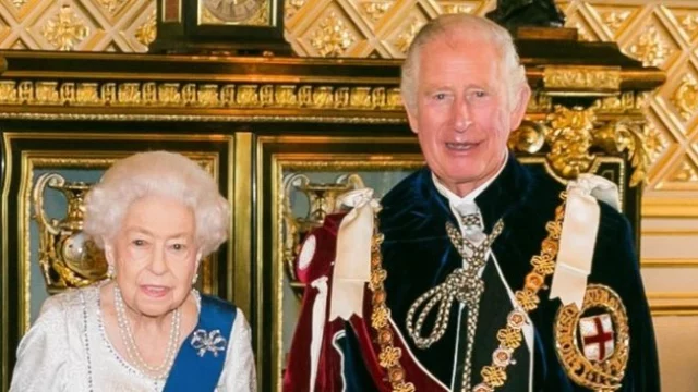 Re Carlo III, lo scatto da bambino insieme alla Regina che emoziona il web