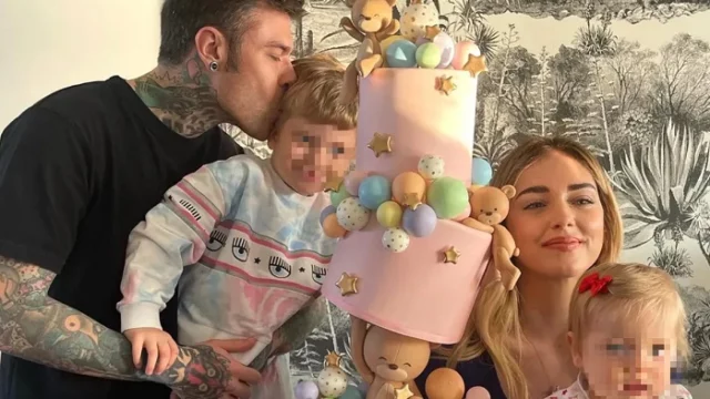 Fedez riceve il Tapiro d'oro dopo la polemica sui figli (VIDEO)