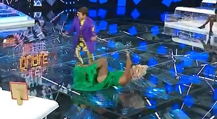 Francesco Paolantoni cade in diretta mentre imita RuPaul (VIDEO)