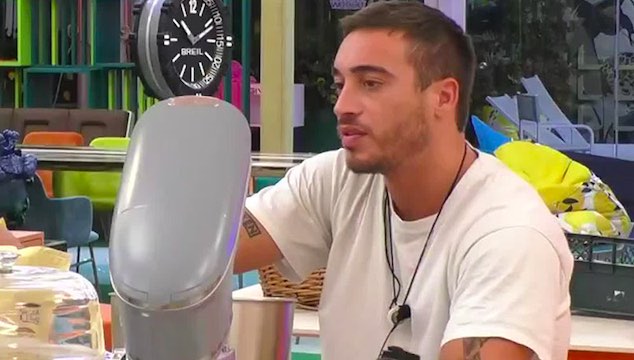 Antonino Spinalbese, uscita infelice prima della diretta: web furioso Antonino Spinalbese, uscita infelice prima della diretta: web furioso