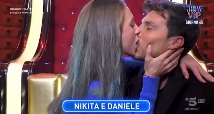 Nikita Pelizon e Daniele Dal Moro si baciano in confessionale