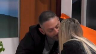 Edoardo Tavassi prova a baciare Micol Incorvaia