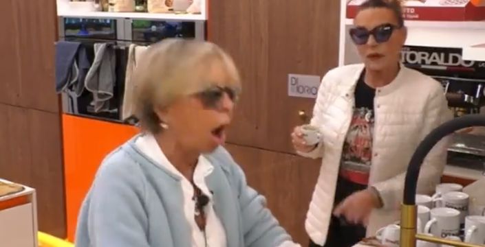 Wilma Goich si infuria con Patrizia Rossetti e scoppia la lite Wilma Goich si infuria con Patrizia Rossetti e scoppia la lite