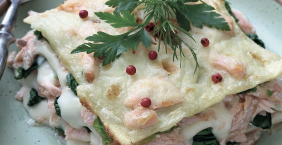 Ricetta lasagne con salmone e spinaci di Crai: il Natale in leggerezza Ricetta lasagne con salmone e spinaci di Crai: il Natale in leggerezza