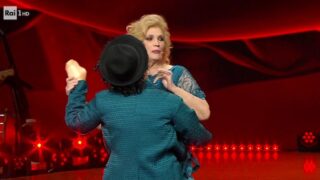 Iva Zanicchi balla con un manichino di Samuel Peron: l'esilarante esibizione