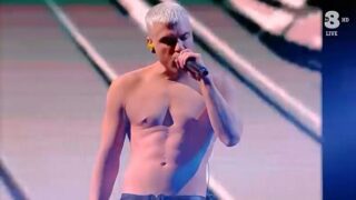 Fedez a torso nudo e senza tatuaggi alla finale di X Factor