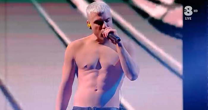 Fedez si esibisce a torso nudo e senza tatuaggi alla finale di X Factor (VIDEO)