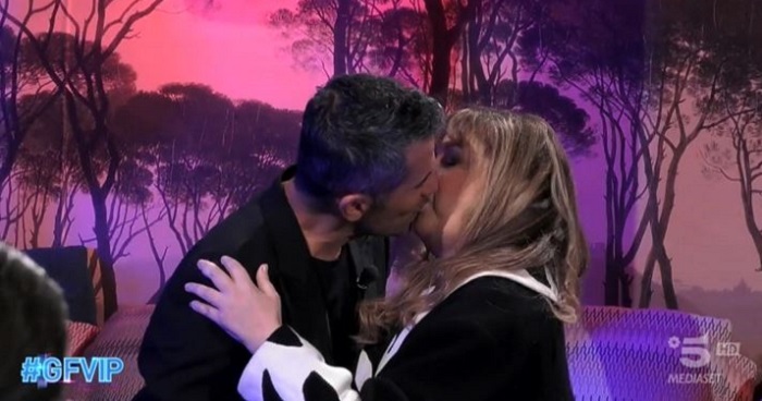 Mehmet esiste davvero e scatta il bacio con Gegia in diretta TV Mehmet esiste davvero e scatta il bacio con Gegia in diretta TV