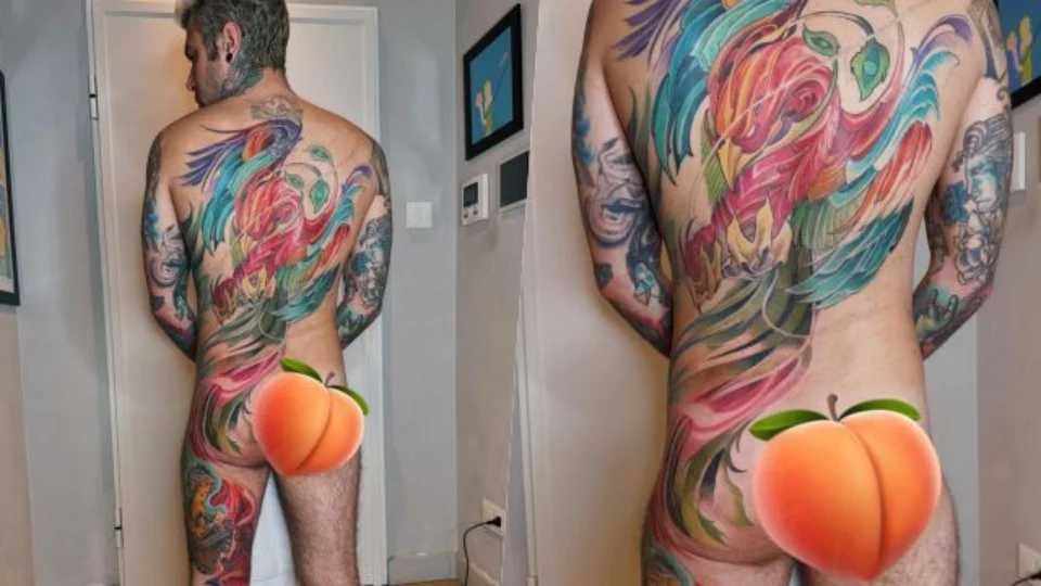 Fedez completamente nudo mostra il suo nuovo tatuaggio