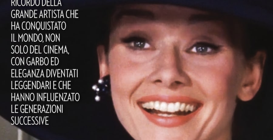 L'Arcobaleno Di Luci T-shirt Donna In Cotone Con Frase Audrey Hepburn 'L'eleganza è La Sola Bellezza Che Non Sfiorisce Mai', Stampa Argento