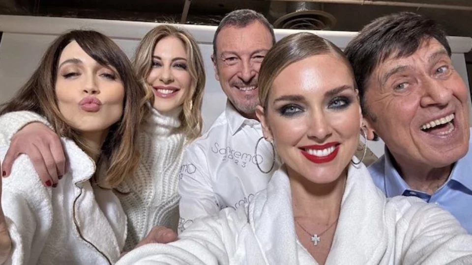 Chiara Ferragni insieme ad Amadeus e alle co-conduttrici di Sanremo