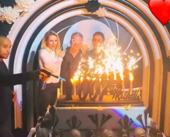 Michelle Hunziker durante il taglio della torta con Ernst Knam