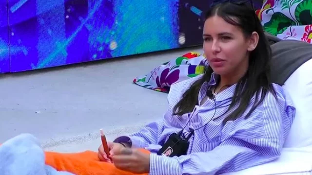 Nicole Murgia accusa delle vippone di averle rubato i trucchi