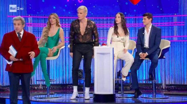 Flavio Insinna lancia una stoccata a Ballando con le Stelle Flavio Insinna lancia una stoccata a Ballando con le Stelle