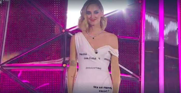 Chiara Ferragni indossa un abito con gli insulti degli haters Chiara Ferragni indossa un abito con gli insulti degli haters