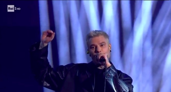 Fedez a ruota libera con un testo sul Codacons a Sanremo Fedez a ruota libera con un testo sul Codacons a Sanremo