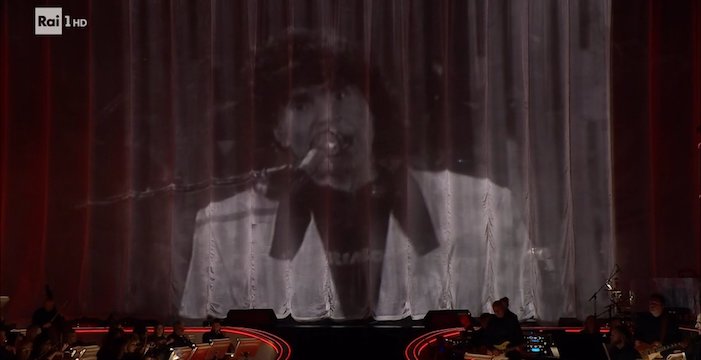I Pooh omaggiano Stefano D’Orazio: Amadeus si commuove I Pooh omaggiano Stefano D’Orazio: Amadeus si commuove