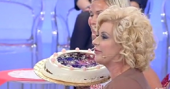 Anticipazioni Uomini e donne: torna Ida e Tina lancia una torta a Riccardo Anticipazioni Uomini e donne: torna Ida e Tina lancia una torta a Riccardo
