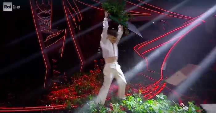 Blanco, quanto costavano le rose distrutte sul palco Blanco, quanto costavano le rose distrutte sul palco