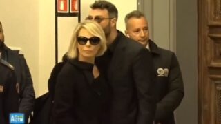 Maria De Filippi e il figlio Gabriele alla camera ardente di Costanzo