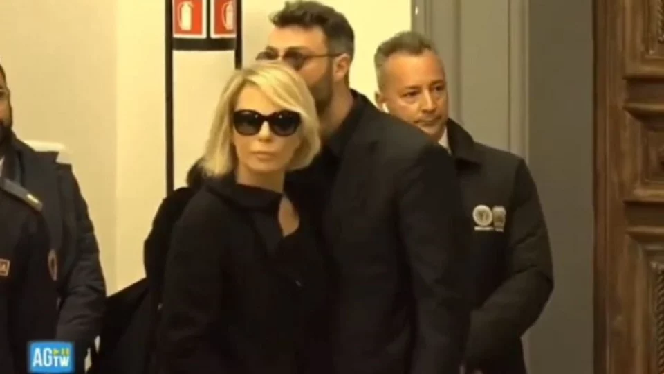 Maria De Filippi e il figlio Gabriele alla camera ardente di Costanzo