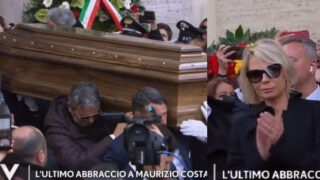 Maurizio Costanzo, il feretro lascia la Chiesa con la sigla dello show