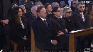Sabrina Ferilli rientra da Tokyo per i funerali di Maurizio Costanzo