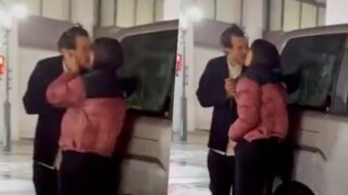 Harry Styles paparazzato mentre bacia Emily Ratajkowski